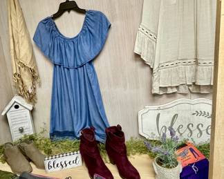 CLOTHES/SHOES/ACCESSORIES