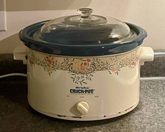 LARGE CROCK POT