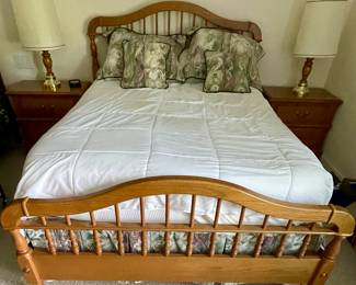 BROYHILL PREMIER COLLECTIONS OAK BED