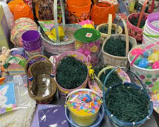 MISCELLANEOUS HOLIDAY DECOR AND ACCESSORIES 