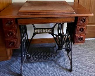ANTIQUE SINGER TREADLE SEWING MACHINE/CABINET