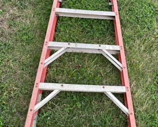 8’ WERNER FIBERGLASS LADDER