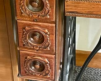ANTIQUE SINGER TREADLE SEWING MACHINE/CABINET