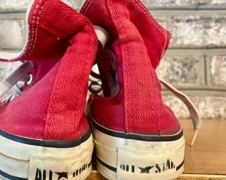 VINTAGE CONVERSE ALL STARS - SIZE 6