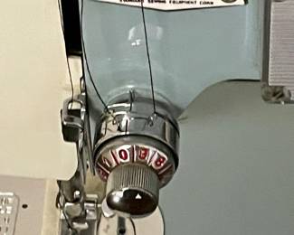 VINTAGE UNIVERSAL SEWING MACHINE & CABINET