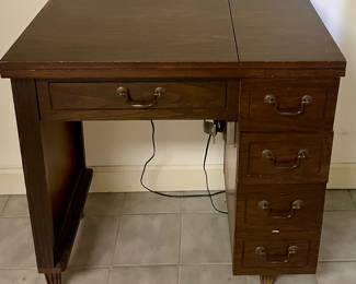 VINTAGE UNIVERSAL SEWING MACHINE & CABINET