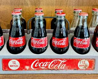 ANTIQUE 12-PACK COCA-C0LA CARRIER (BOTTLES INCLUDED)