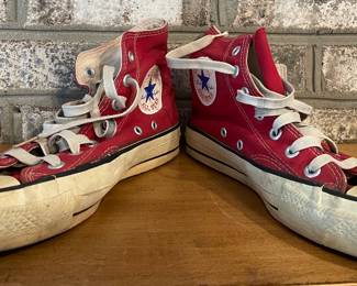 VINTAGE CONVERSE ALL STARS - SIZE 6