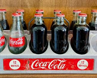 ANTIQUE 12-PACK COCA-C0LA CARRIER (BOTTLES INCLUDED)
