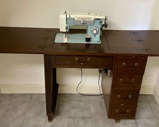 VINTAGE UNIVERSAL SEWING MACHINE & CABINET