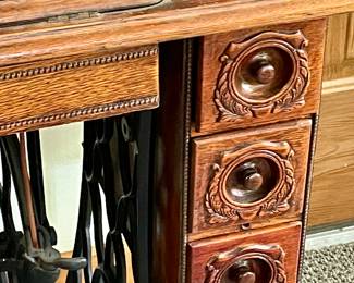 ANTIQUE SINGER TREADLE SEWING MACHINE/CABINET