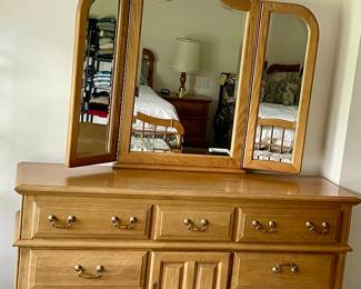 BROYHILL PREMIER COLLECTIONS OAK DRESSER/TRI-FOLD MIRROR