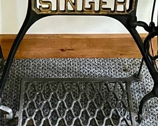 ANTIQUE SINGER TREADLE SEWING MACHINE/CABINET