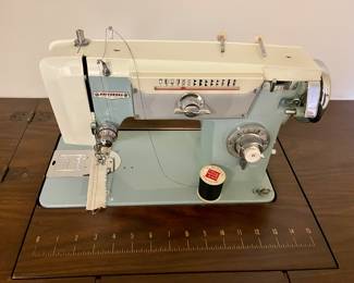 VINTAGE UNIVERSAL SEWING MACHINE & CABINET