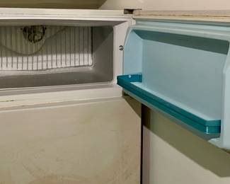 VINTAGE HOT POINT NO FROST 13 REFRIGERATOR/FREEZER