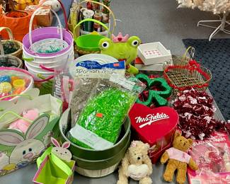 MISCELLANEOUS HOLIDAY DECOR AND ACCESSORIES 