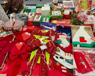 MISCELLANEOUS HOLIDAY DECOR AND ACCESSORIES 