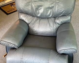 2-TONE (SLATE BLUE/NAVY BLUE) LEATHER LA-Z-BOY RECLINER 