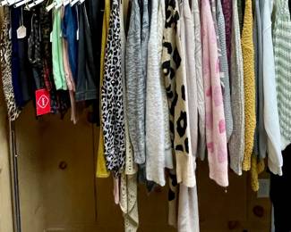 CLOTHES/SHOES/ACCESSORIES