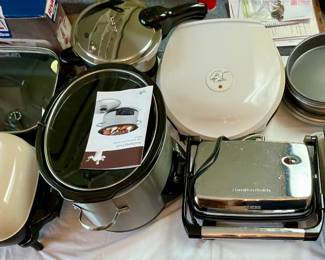 SMALL APPLIANCES AND BAKING PANS