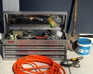 28 ToolboxofOutdoorHandTools50AirHoseBarbedStaples