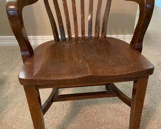 Red oak bankers armchair. 31x22.5x24 inches HWD overall. $100 marked down 