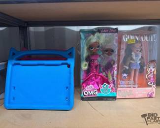 5534 2 Kindle Fire Tablet Cases and 2 Dolls