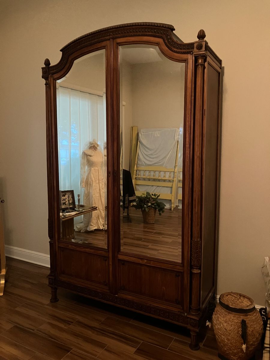 5	$1,000.00 	French Louis XVI style armoire 54x89x24

