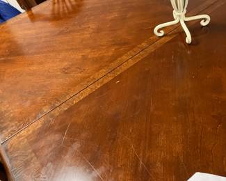 59	$360.00 	Table with bulbous tulip legs 5x5x31T
