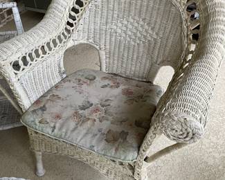 51	$180.00 	4 pieces cream wicker set 
