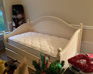 14 $320.00 Daybed with both mattresses