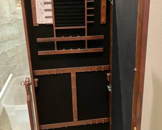 104	$100.00 	Freestanding Mirror/Jewelry Case
