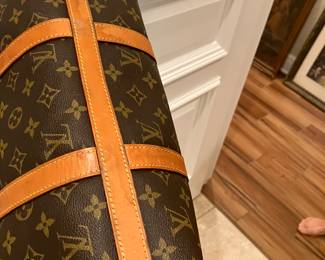 72	$350.00 	Louis Vuitton shoulder bag LV 
