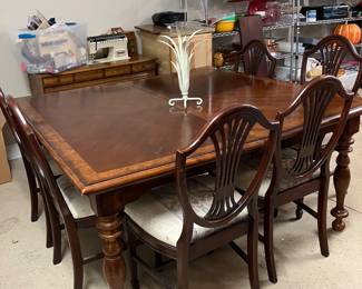 59	$360.00 	Table with bulbous tulip legs 5x5x31T
