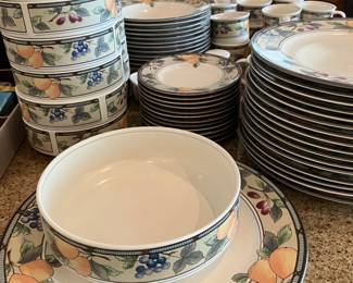 77 $140.00 Mikasa Intaglio Dinnerware