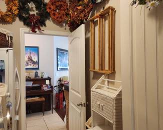 Wreaths, Laundry essentials