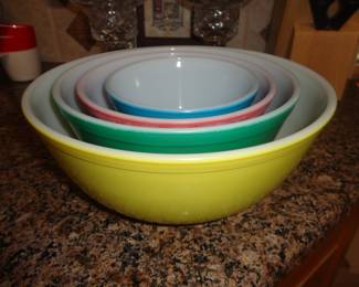 PYREX Mixing Bowl Set