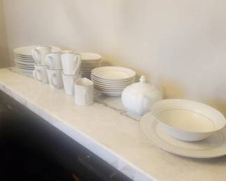 Dinnerware set