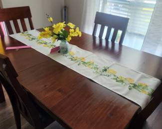 Dinning table w/4 chairs. Table extends to accommodate 6 chairs.