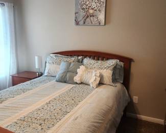 Queen size bedroom - Mattresses - night stand