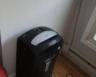 Staples heavy duty shredder