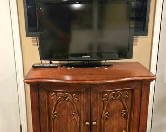 Flatscreen w/2 Door Cabinet