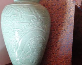 Tall green Chinese porcelain vase Qing Qianlong 18” high x 12” dia “Blue dragon teaching his son” with silk storage box