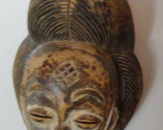 Punu mask 16” x 9” x 10”