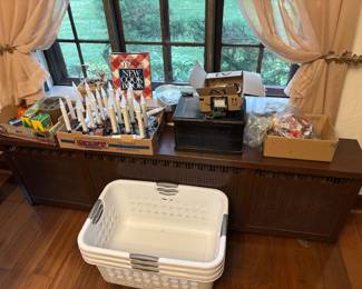 Christmas Deco‘s in miscellaneous laundry basket