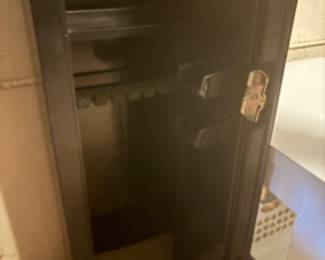 Locking gun safe 