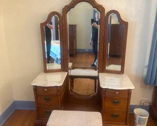 Lexington Victorian sampler vanity set, excellent condition