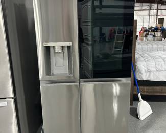 LG refrigerator ( manufactured 2022) very nice