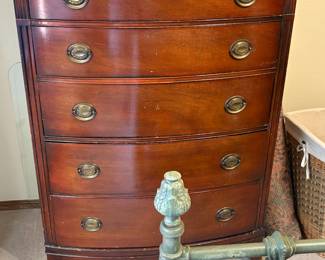 Wooden 5 drawer dresser. 
