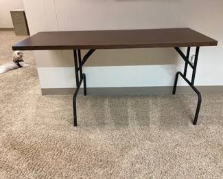 Offset folding table